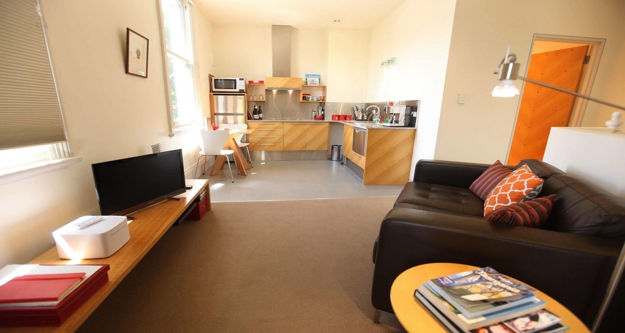 לונסטון Twofourtwo Boutique Apartments מראה חיצוני תמונה