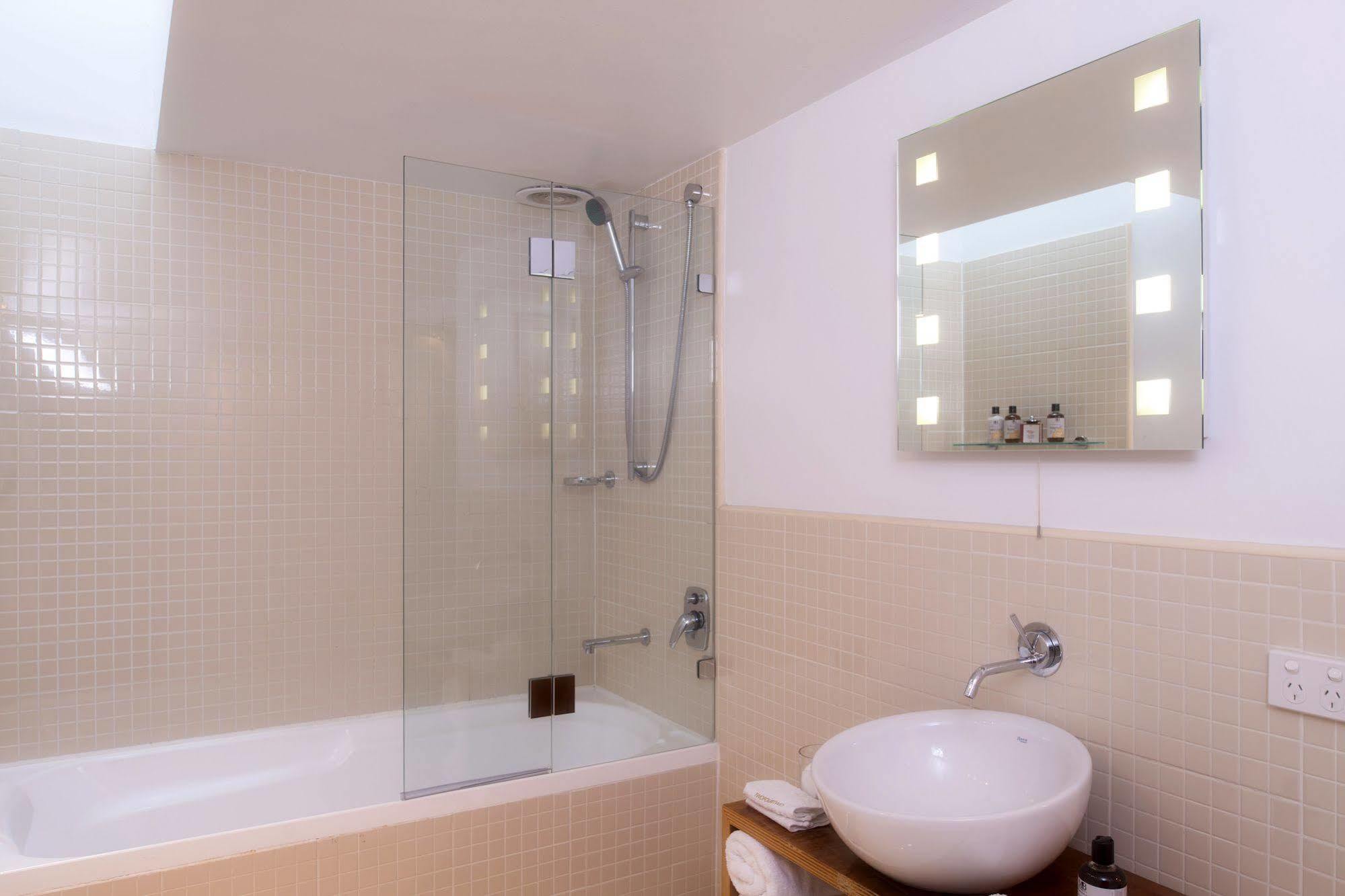 לונסטון Twofourtwo Boutique Apartments מראה חיצוני תמונה