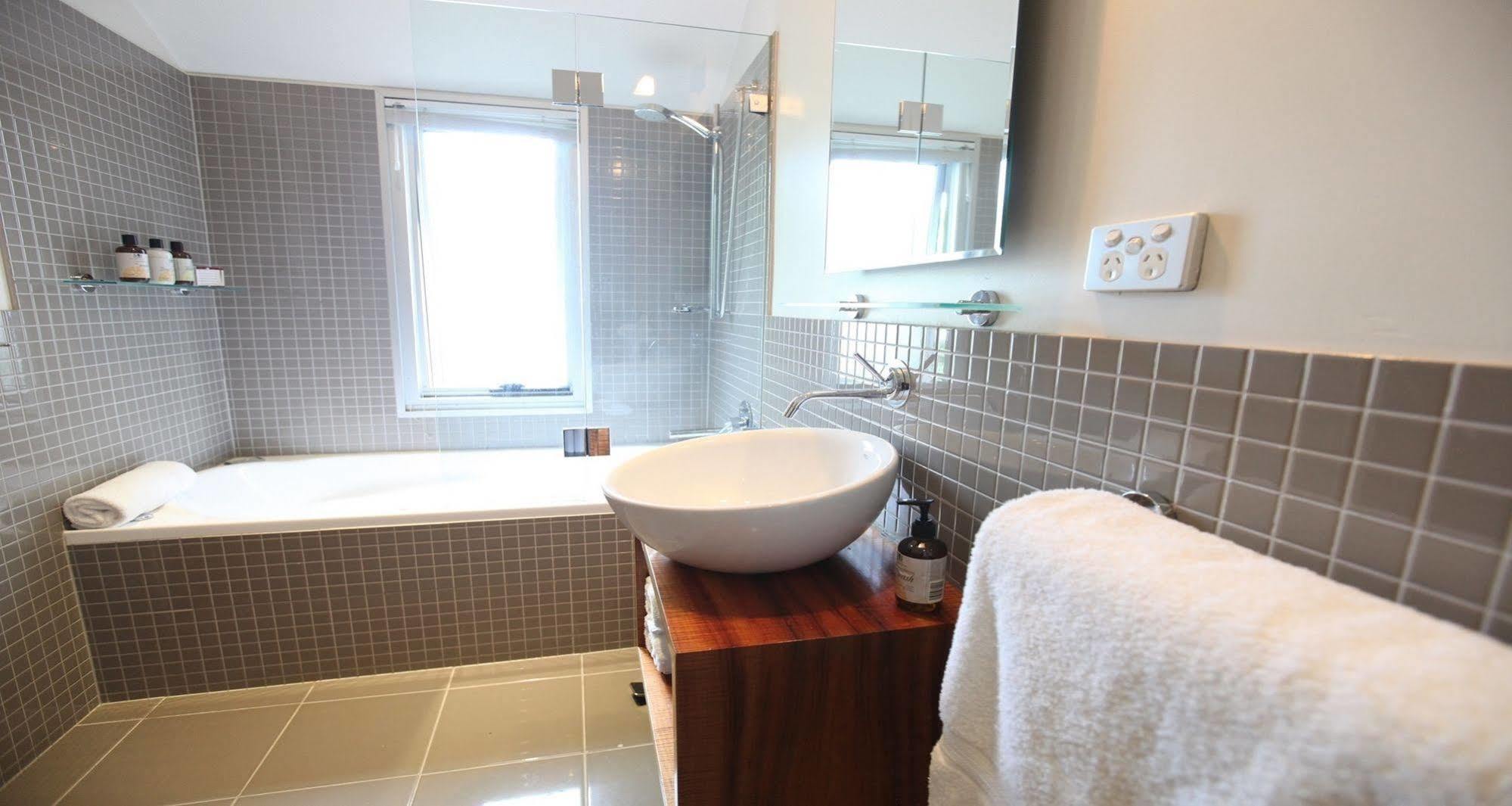 לונסטון Twofourtwo Boutique Apartments מראה חיצוני תמונה